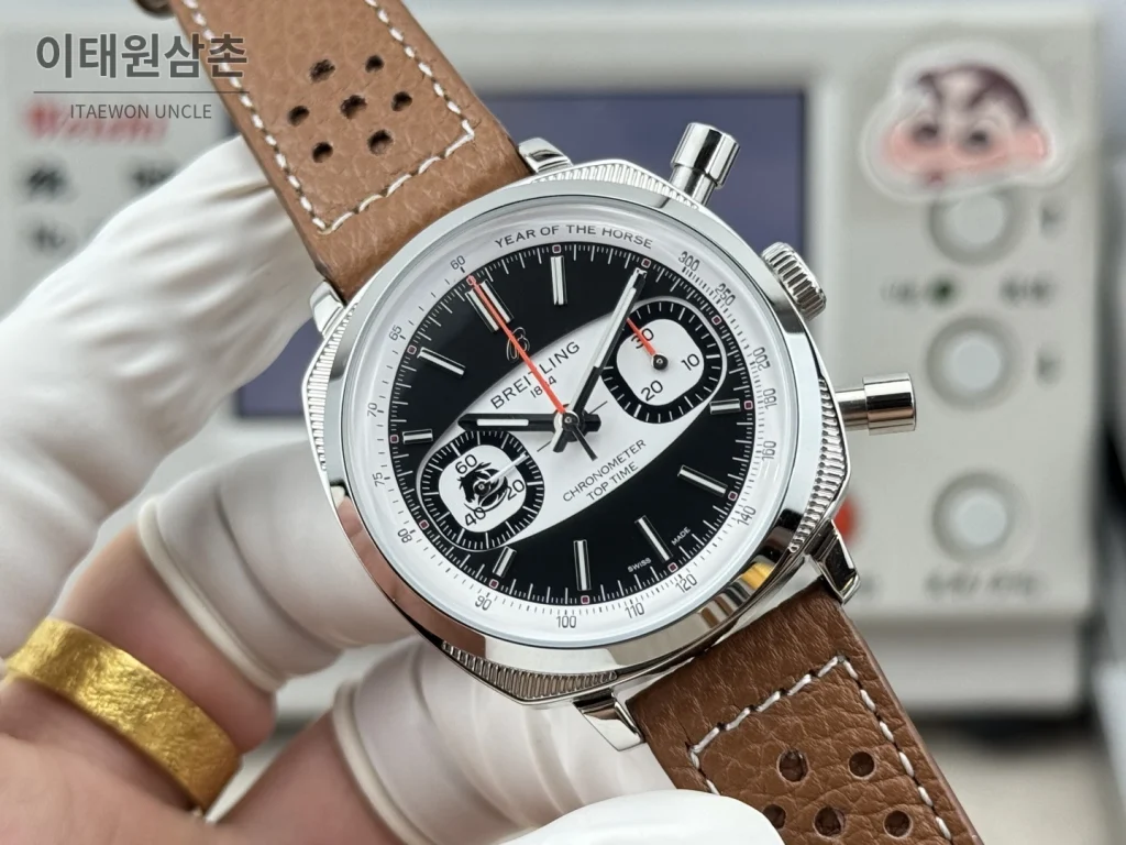 브라이틀링 탑타임 B01 레이싱 가면라이더 리미티드 크로노그래프 오토매틱 38mm 블랙 다이얼 브라운 가죽 스트랩