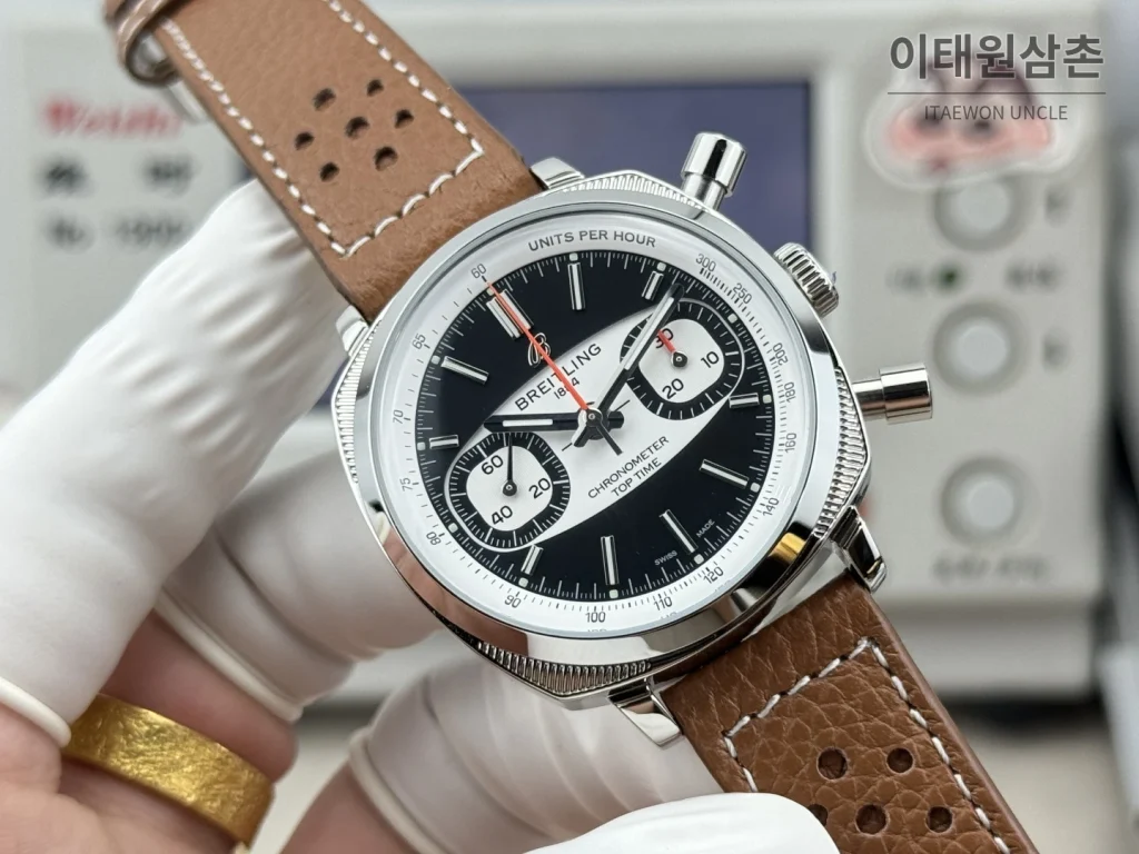 브라이틀링 탑타임 B01 레이싱 가면라이더 리미티드 크로노그래프 오토매틱 38mm 블랙 다이얼 브라운 가죽 스트랩 (2)