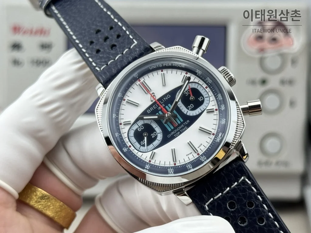 브라이틀링 탑타임 B01 레이싱 가면라이더 리미티드 크로노그래프 오토매틱 38mm 화이트 다이얼 네이비 가죽 스트랩
