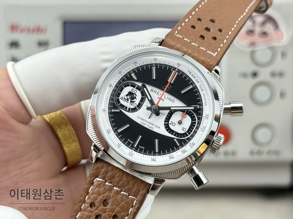 브라이틀링 탑타임 B01 레이싱 가면라이더 리미티드 크로노그래프 오토매틱 38mm 블랙 다이얼 브라운 가죽 스트랩