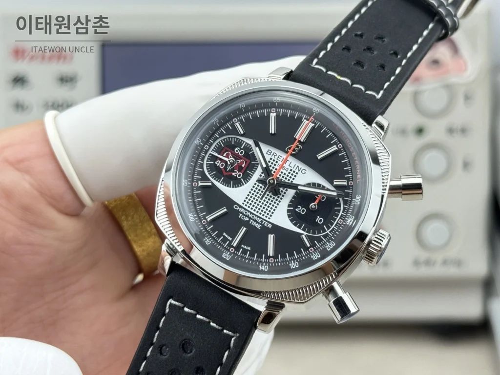 브라이틀링 탑타임 B01 레이싱 가면라이더 리미티드 크로노그래프 오토매틱 38mm 블랙 다이얼 블랙 가죽 스트랩