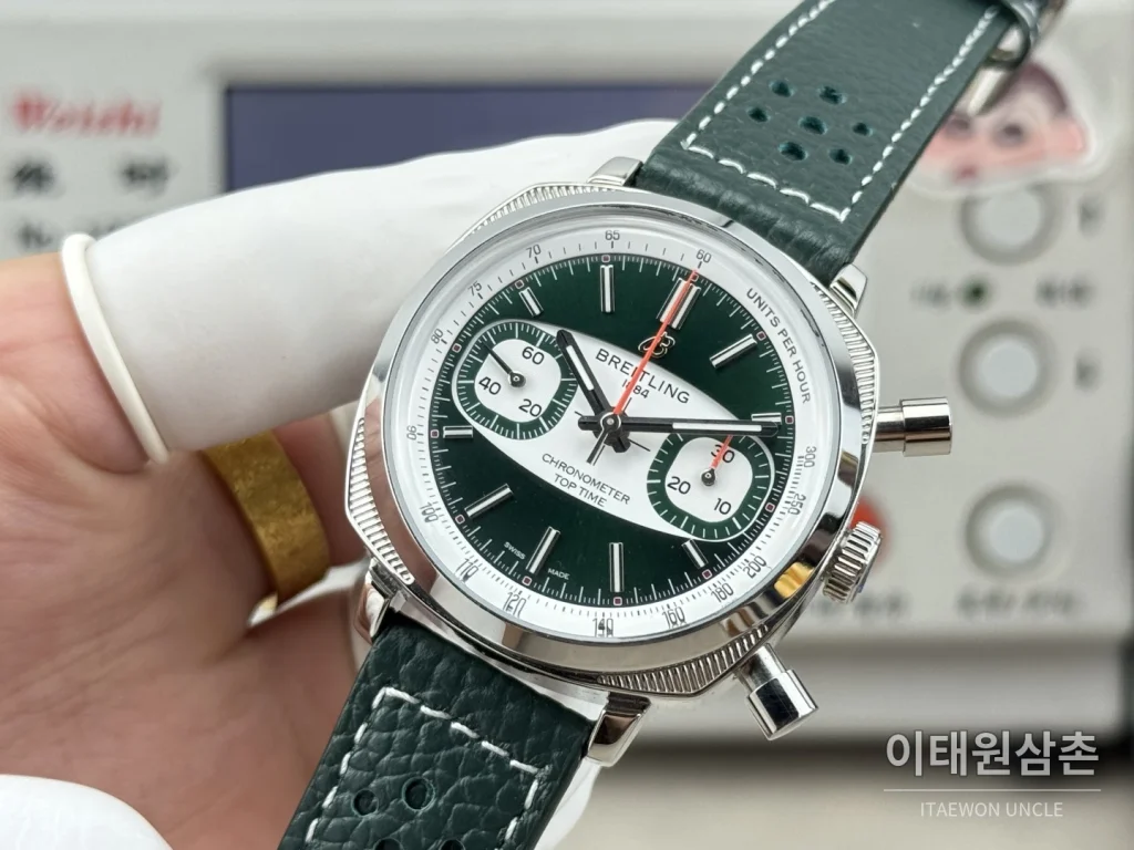 브라이틀링 탑타임 B01 레이싱 가면라이더 리미티드 크로노그래프 오토매틱 38mm 그린 다이얼 그린 가죽 스트랩