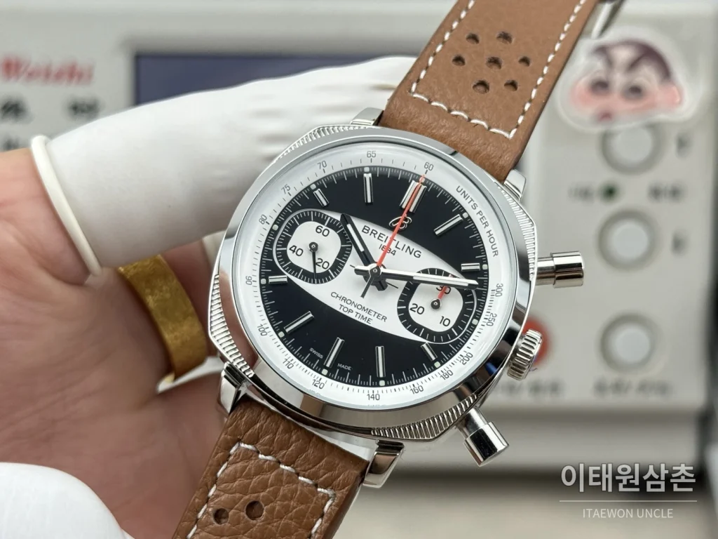 브라이틀링 탑타임 B01 레이싱 가면라이더 리미티드 크로노그래프 오토매틱 38mm 블랙 다이얼 브라운 가죽 스트랩 (2)