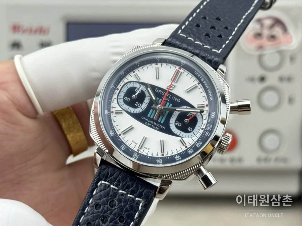 브라이틀링 탑타임 B01 레이싱 가면라이더 리미티드 크로노그래프 오토매틱 38mm 화이트 다이얼 네이비 가죽 스트랩