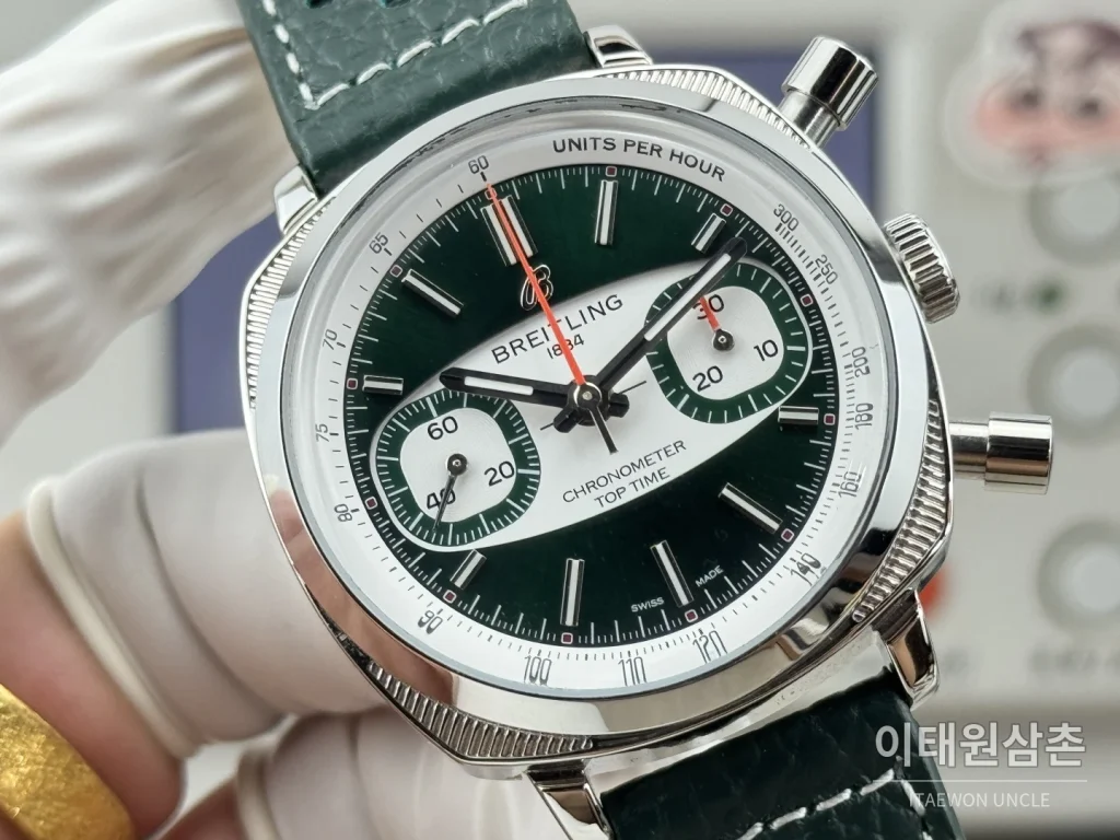브라이틀링 탑타임 B01 레이싱 가면라이더 리미티드 크로노그래프 오토매틱 38mm 그린 다이얼 그린 가죽 스트랩