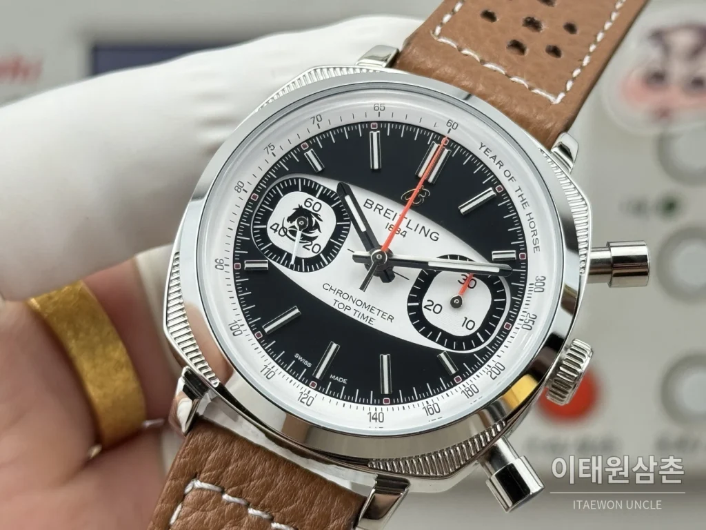 브라이틀링 탑타임 B01 레이싱 가면라이더 리미티드 크로노그래프 오토매틱 38mm 블랙 다이얼 브라운 가죽 스트랩