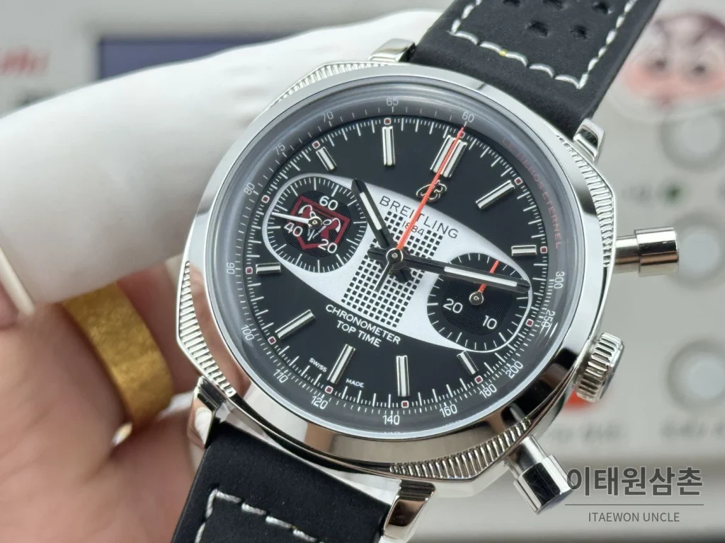브라이틀링 탑타임 B01 레이싱 가면라이더 리미티드 크로노그래프 오토매틱 38mm 블랙 다이얼 블랙 가죽 스트랩