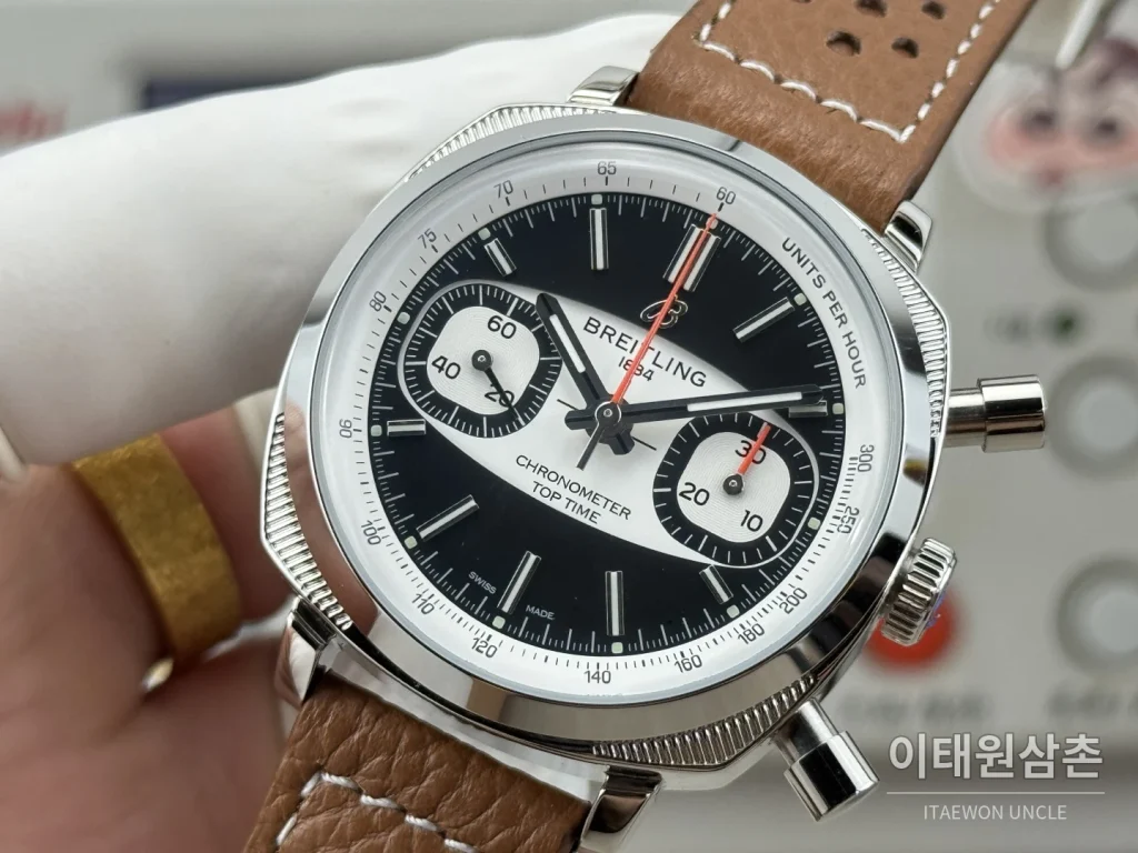 브라이틀링 탑타임 B01 레이싱 가면라이더 리미티드 크로노그래프 오토매틱 38mm 블랙 다이얼 브라운 가죽 스트랩 (2)