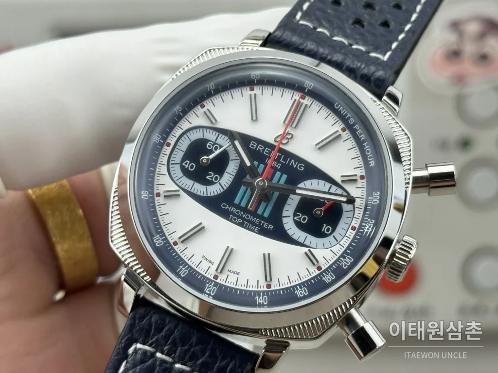 브라이틀링 탑타임 B01 레이싱 가면라이더 리미티드 크로노그래프 오토매틱 38mm 화이트 다이얼 네이비 가죽 스트랩