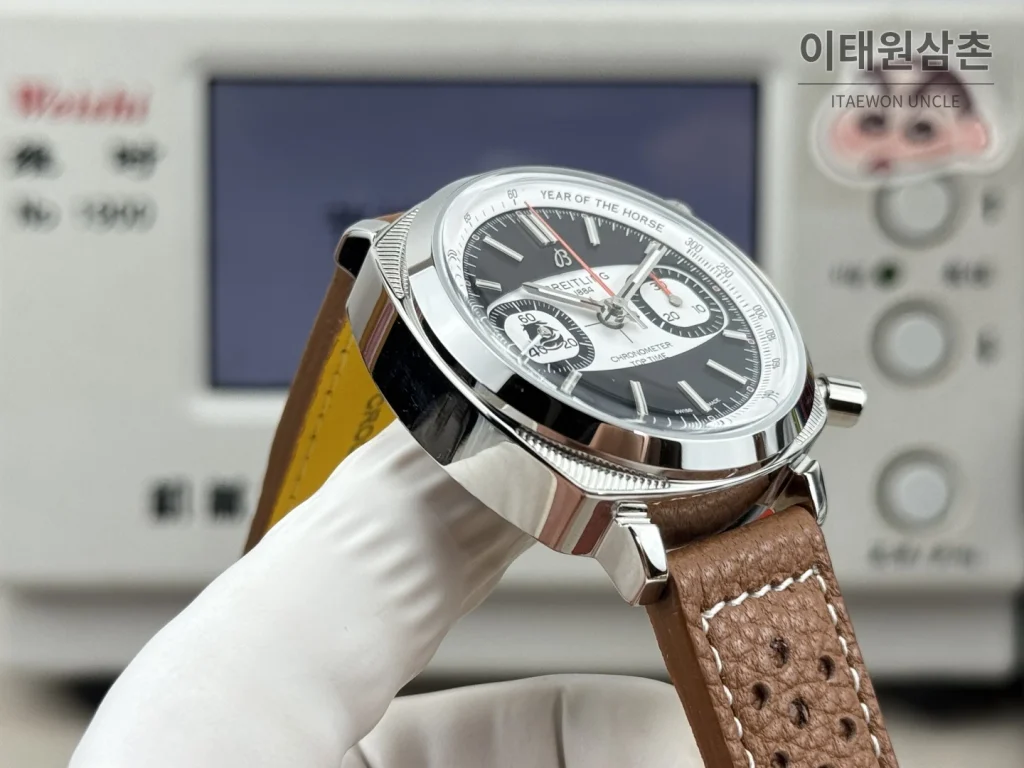브라이틀링 탑타임 B01 레이싱 가면라이더 리미티드 크로노그래프 오토매틱 38mm 블랙 다이얼 브라운 가죽 스트랩