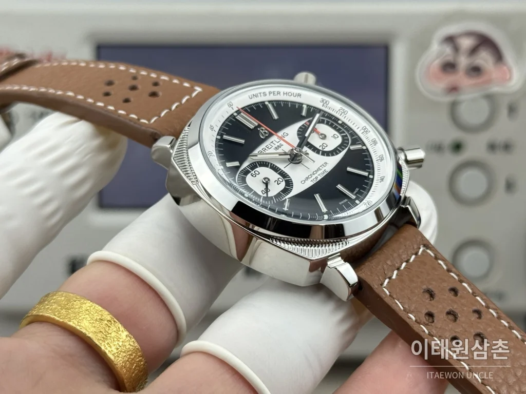 브라이틀링 탑타임 B01 레이싱 가면라이더 리미티드 크로노그래프 오토매틱 38mm 블랙 다이얼 브라운 가죽 스트랩 (2)