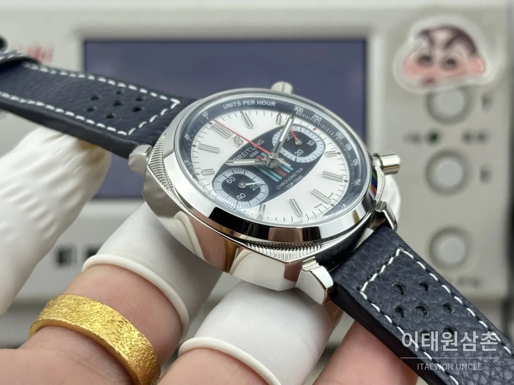 브라이틀링 탑타임 B01 레이싱 가면라이더 리미티드 크로노그래프 오토매틱 38mm 화이트 다이얼 네이비 가죽 스트랩