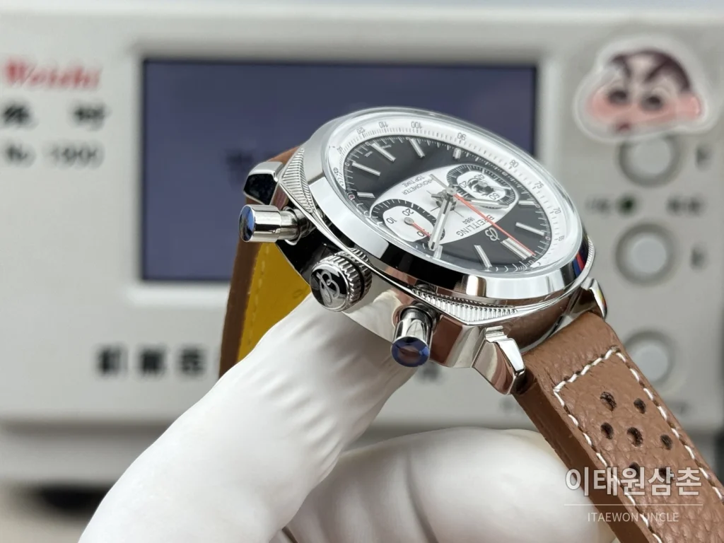 브라이틀링 탑타임 B01 레이싱 가면라이더 리미티드 크로노그래프 오토매틱 38mm 블랙 다이얼 브라운 가죽 스트랩