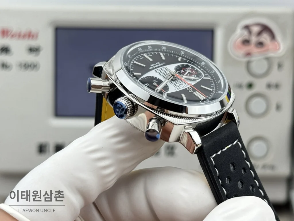 브라이틀링 탑타임 B01 레이싱 가면라이더 리미티드 크로노그래프 오토매틱 38mm 블랙 다이얼 블랙 가죽 스트랩