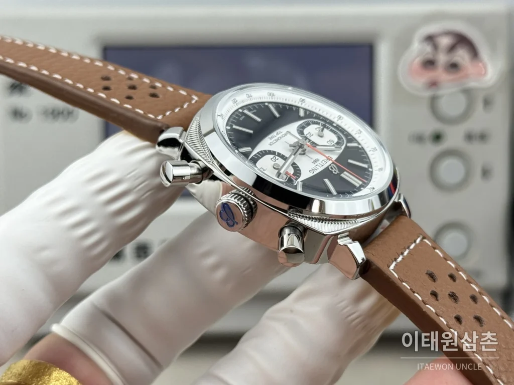 브라이틀링 탑타임 B01 레이싱 가면라이더 리미티드 크로노그래프 오토매틱 38mm 블랙 다이얼 브라운 가죽 스트랩 (2)
