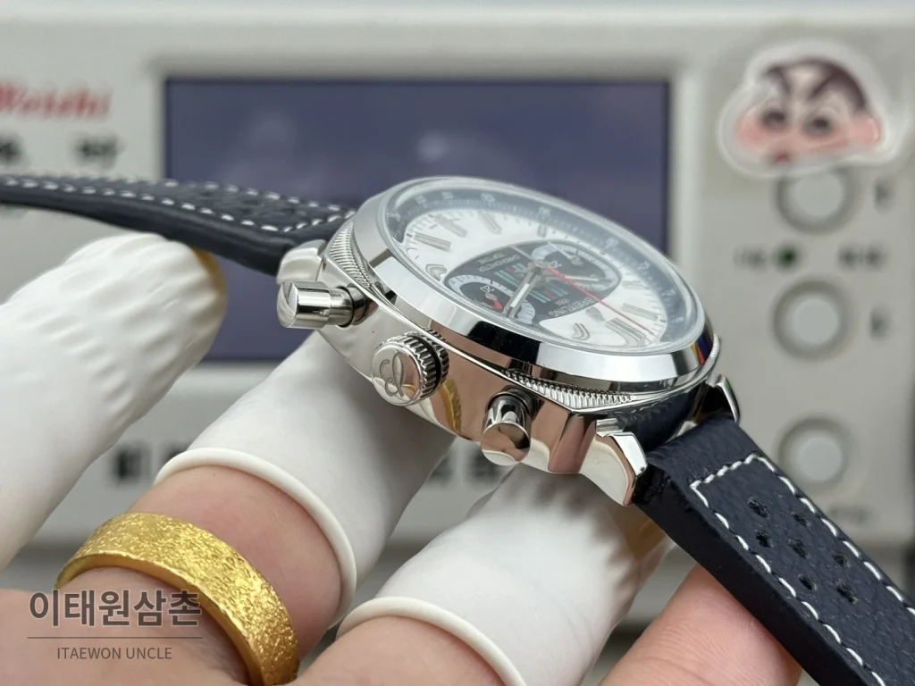 브라이틀링 탑타임 B01 레이싱 가면라이더 리미티드 크로노그래프 오토매틱 38mm 화이트 다이얼 네이비 가죽 스트랩