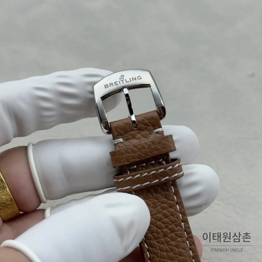 브라이틀링 탑타임 B01 레이싱 가면라이더 리미티드 크로노그래프 오토매틱 38mm 블랙 다이얼 브라운 가죽 스트랩