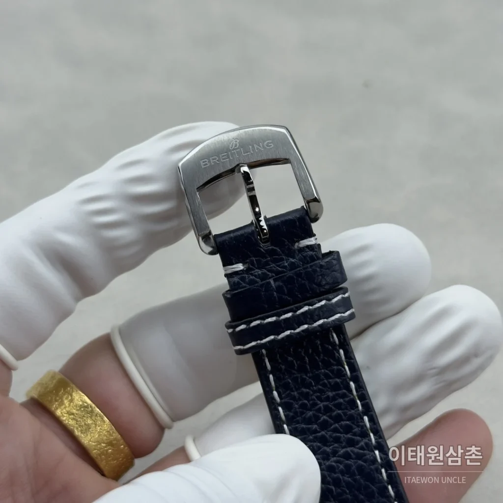 브라이틀링 탑타임 B01 레이싱 가면라이더 리미티드 크로노그래프 오토매틱 38mm 화이트 다이얼 네이비 가죽 스트랩