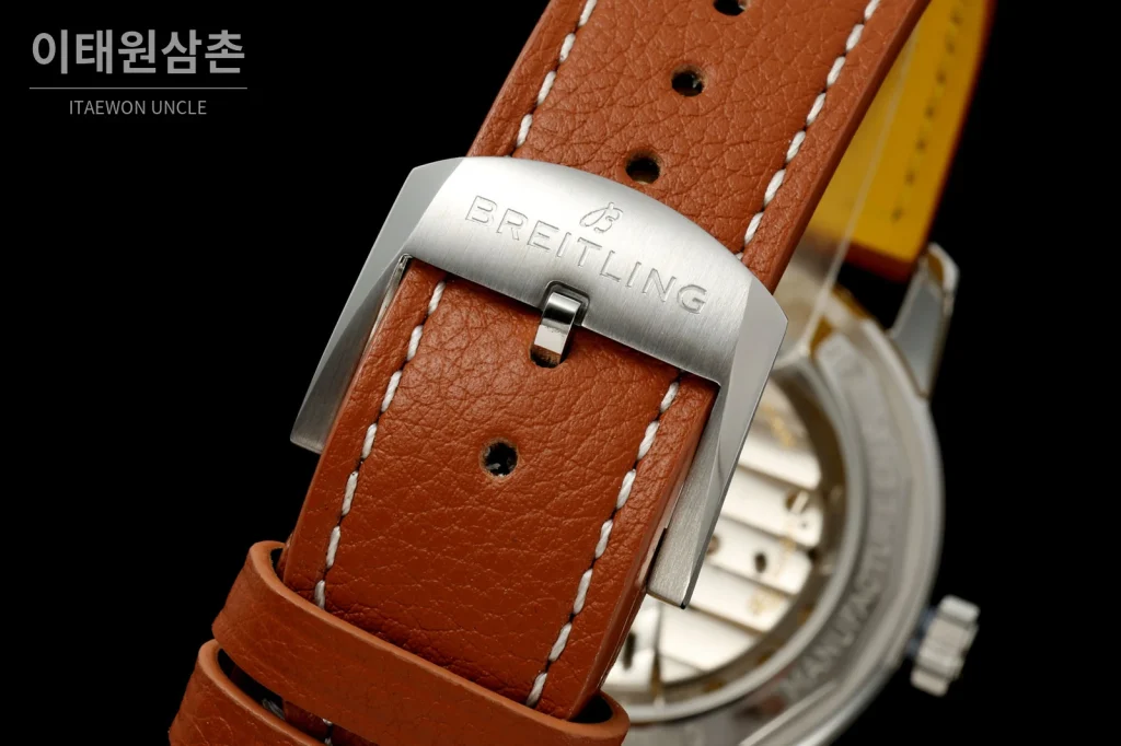 브라이틀링 탑타임 B31 브러시드케이스 레더스트랩 오토매틱 38mm 화이트 다이얼