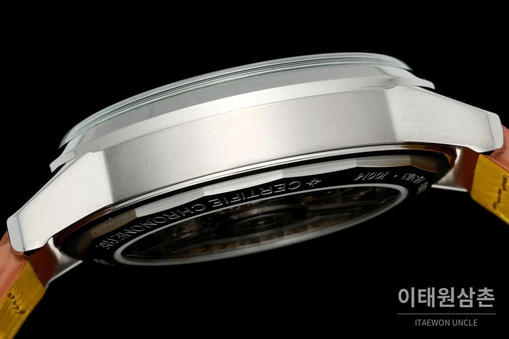 브라이틀링 탑타임 B31 브러시드케이스 레더스트랩 오토매틱 38mm 화이트 다이얼