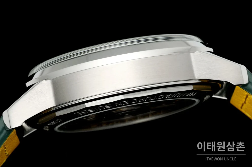 브라이틀링 탑타임 B31 브러시드케이스 레더스트랩 오토매틱 38mm 그린 다이얼