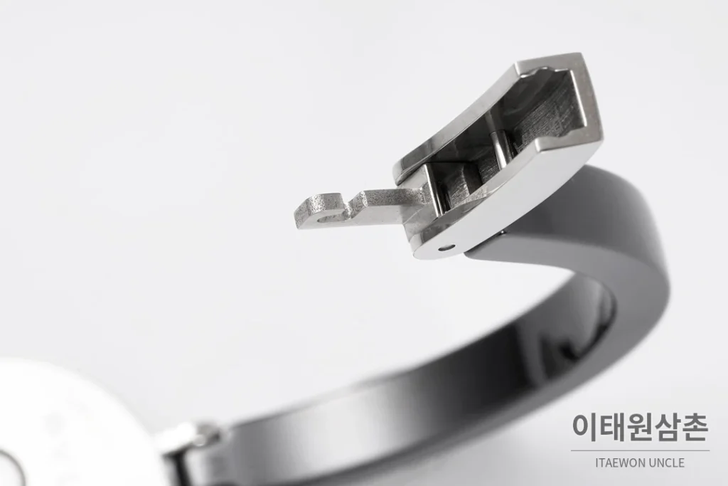불가리 비제로원 세라믹 브레이슬릿 쿼츠 워치 23mm 블랙 다이얼 실버 베젤