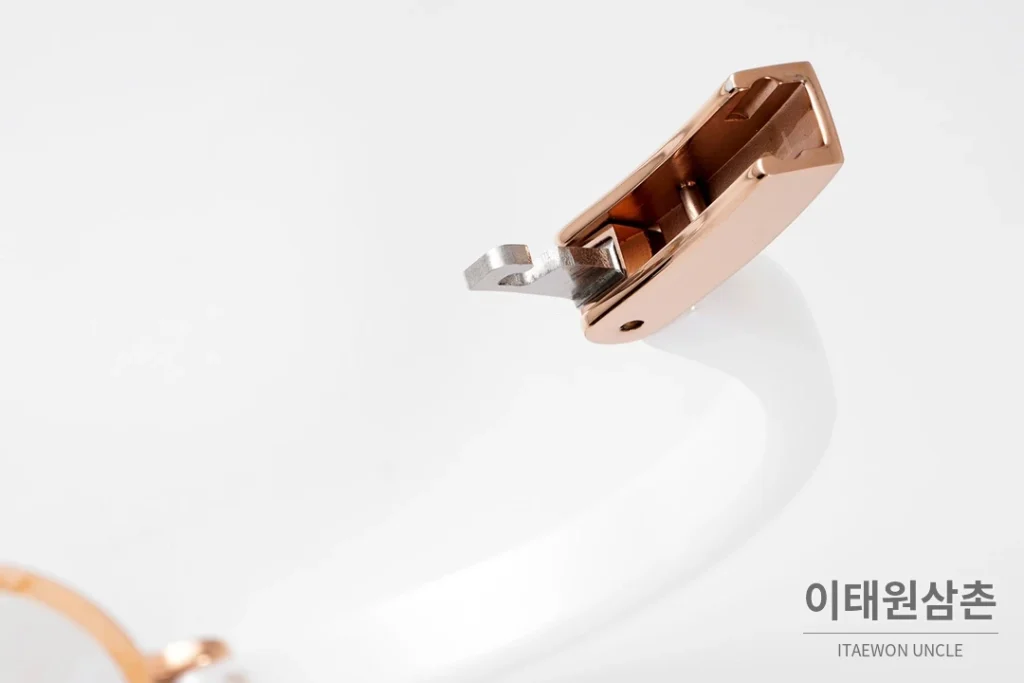 불가리 비제로원 세라믹 브레이슬릿 쿼츠 워치 23mm 자개 다이얼 로즈골드 베젤