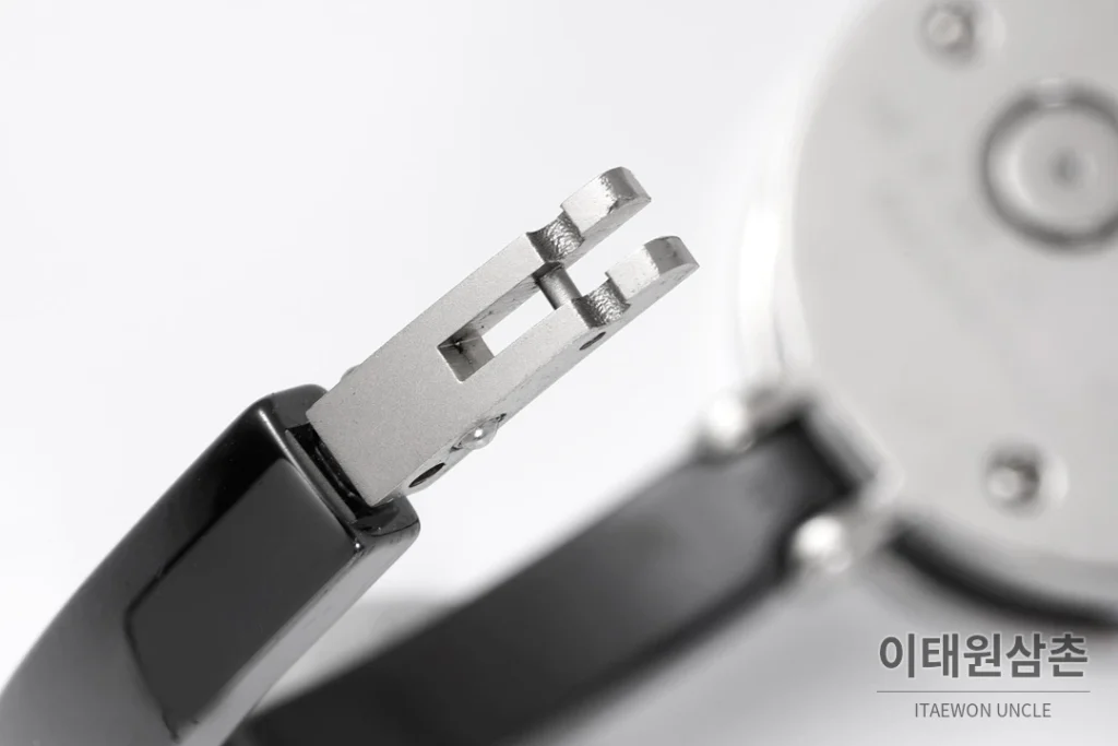 불가리 비제로원 세라믹 브레이슬릿 쿼츠 워치 23mm 블랙 다이얼 실버 베젤