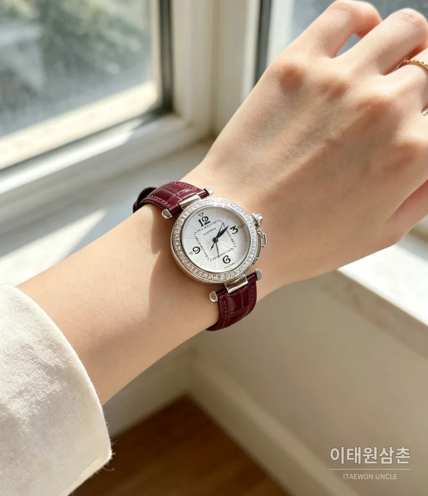 까르띠에 파샤 드 까르띠에 스틸 블루핸즈 쿼츠 35mm 화이트 다이얼 버건디 가죽 스트랩