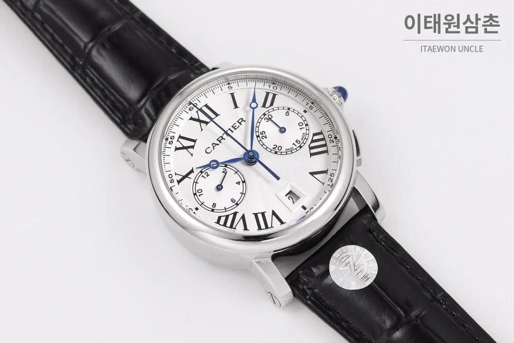 까르띠에 로통드 드 까르띠에 크로노그래프 오토매틱 40mm 화이트 다이얼 블랙 가죽 스트랩