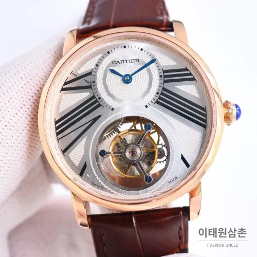 까르띠에 로통드 드 까르띠에 투르비용 스켈레톤 로만다이얼 오토매틱 42mm 실버 / 블랙 (2) 까르띠에 로통드 드 까르띠에 투르비용 스켈레톤 로만다이얼 오토매틱 42mm 실버 / 블랙 브라운 가죽 스트랩