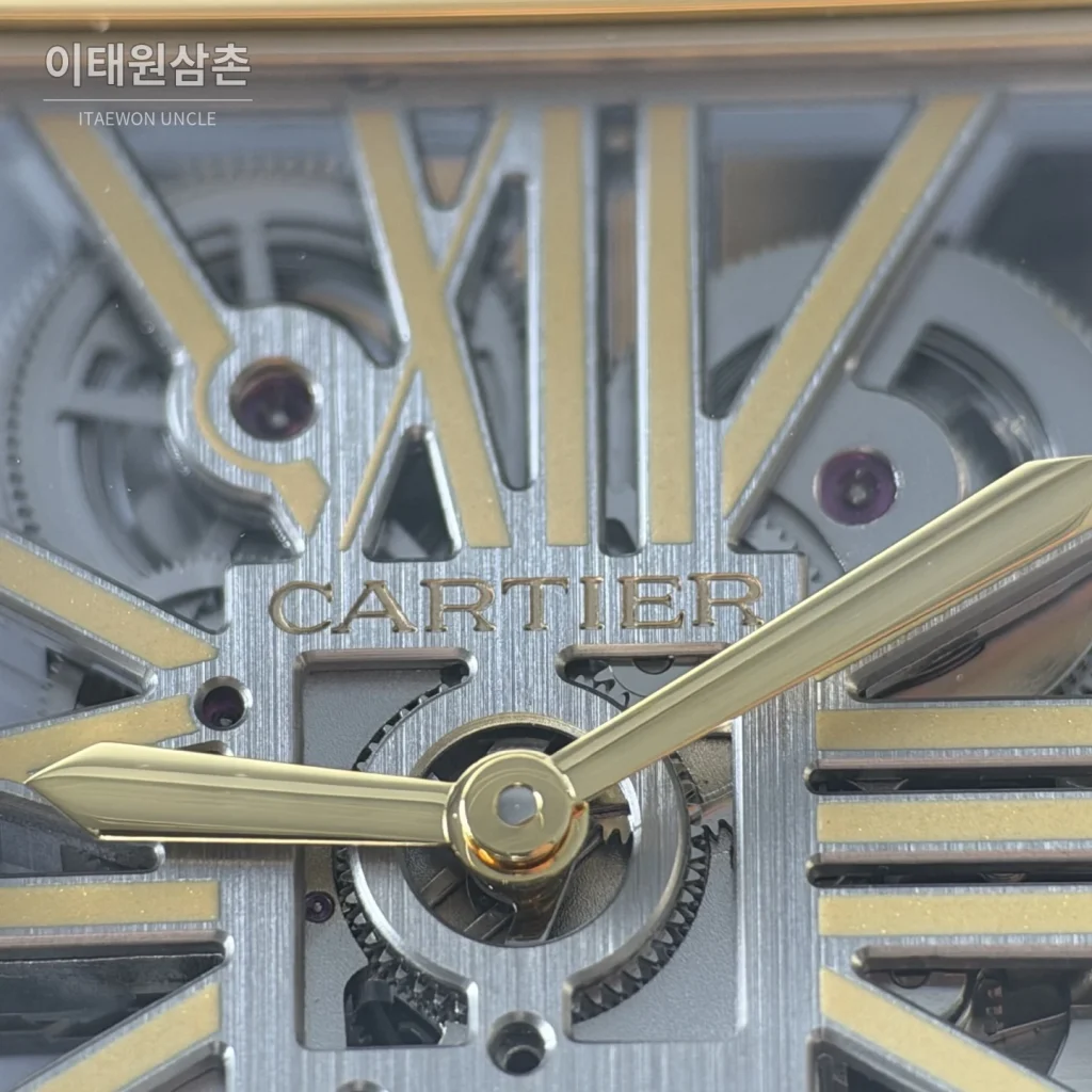 까르띠에 산토스 오토매틱 스켈레톤 다이얼 블랙 러버 스트랩 골드 베젤