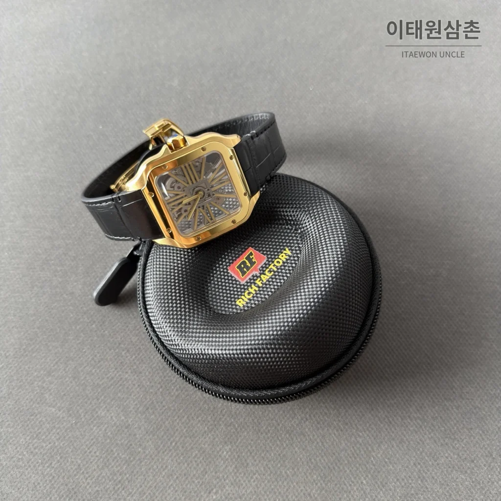 까르띠에 산토스 오토매틱 스켈레톤 다이얼 블랙 러버 스트랩 골드 베젤