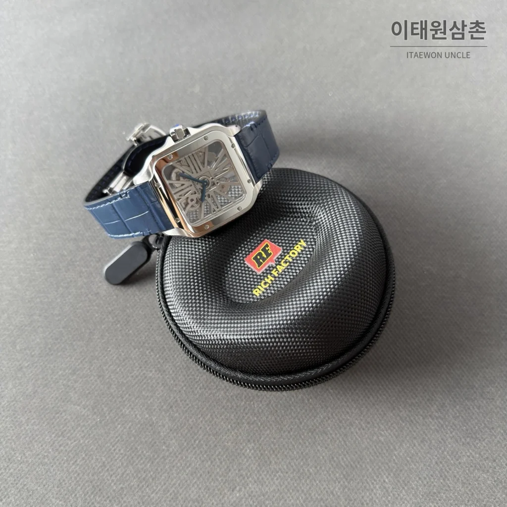 까르띠에 산토스 오토매틱 스켈레톤 다이얼 네이비 가죽 스트랩 실버 베젤
