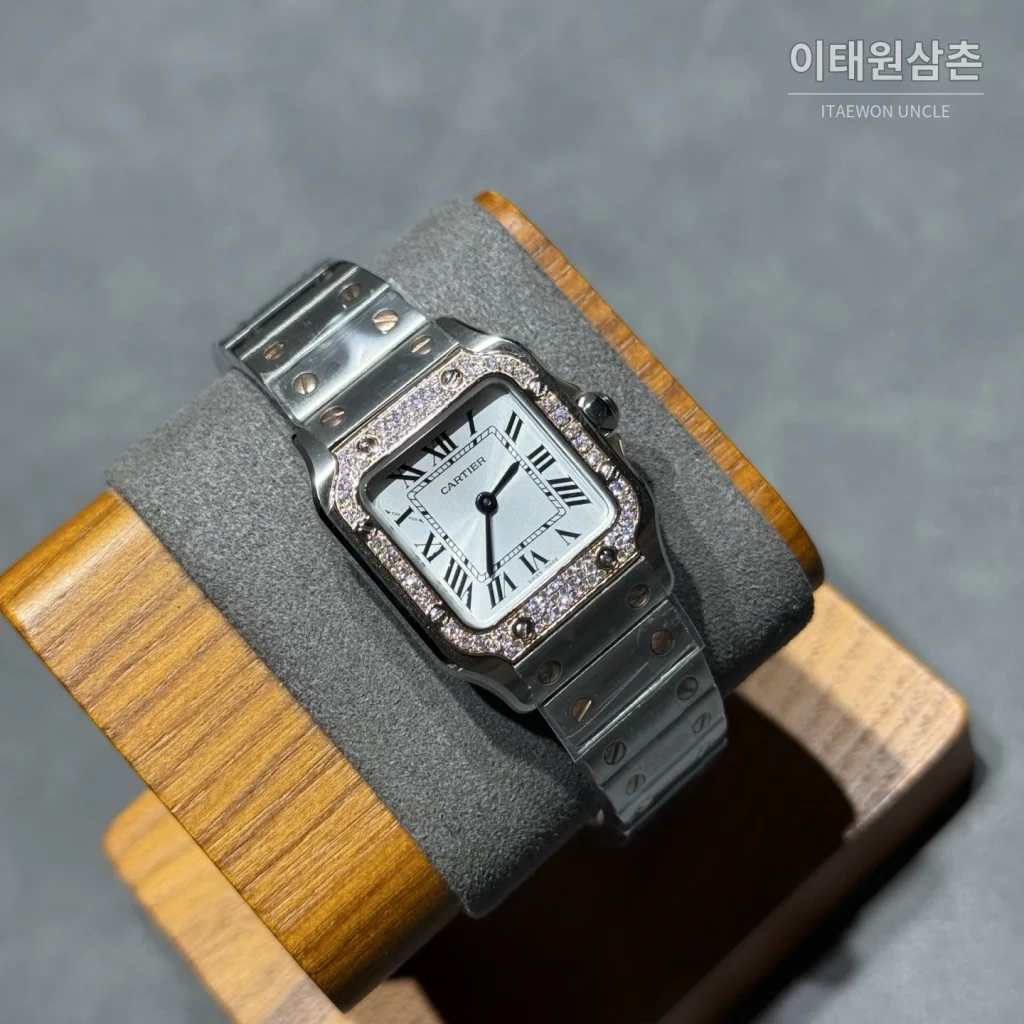 까르띠에 산토스 쿼츠 화이트 다이얼 스틸 브레이슬릿 실버 베젤