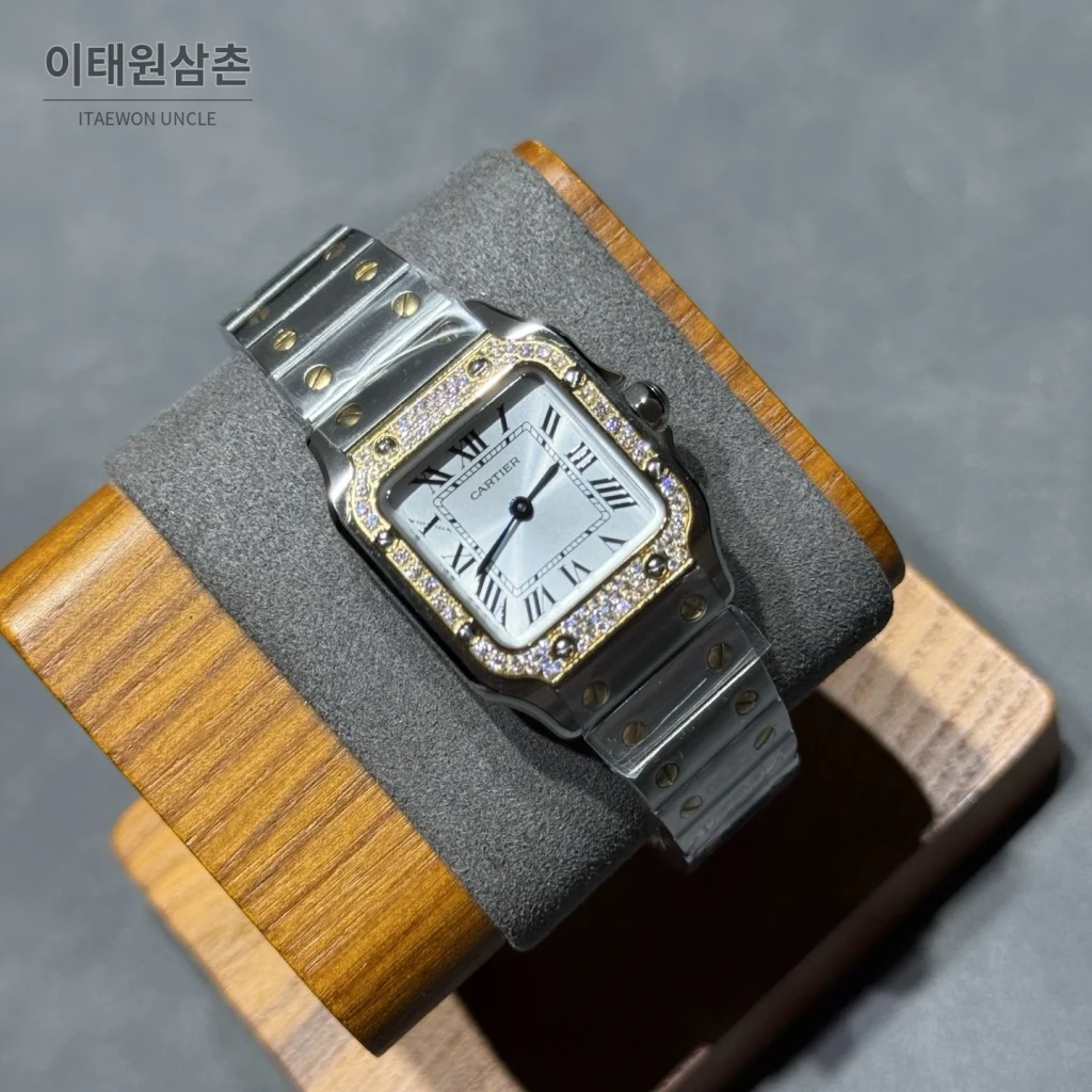 까르띠에 산토스 쿼츠 화이트 다이얼 스틸 브레이슬릿 골드 베젤