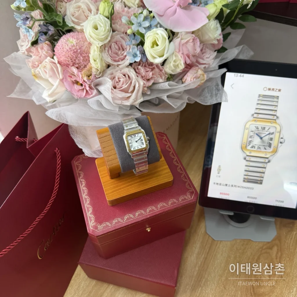 까르띠에 산토스 쿼츠 화이트 다이얼 투톤 브레이슬릿 골드 베젤