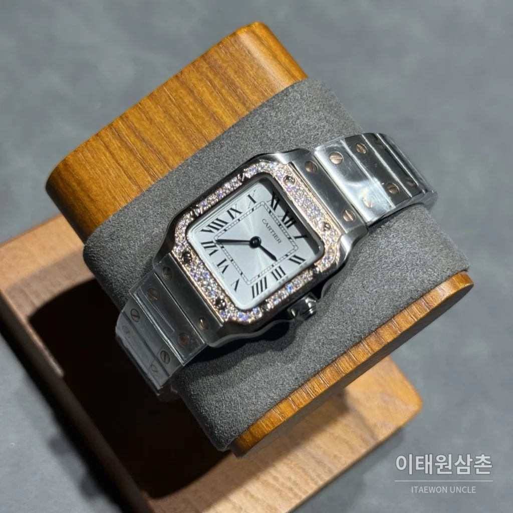 까르띠에 산토스 쿼츠 화이트 다이얼 스틸 브레이슬릿 실버 베젤