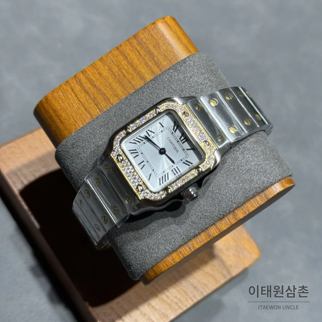 까르띠에 산토스 쿼츠 화이트 다이얼 스틸 브레이슬릿 골드 베젤