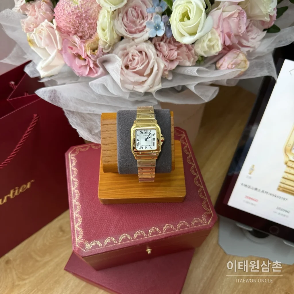 까르띠에 산토스 쿼츠 화이트 다이얼 골드 브레이슬릿 골드 케이스