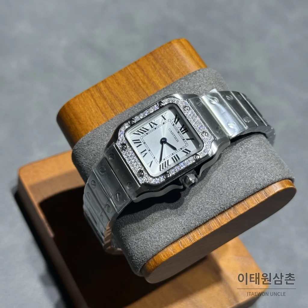 까르띠에 산토스 쿼츠 화이트 다이얼 스틸 브레이슬릿 실버 베젤 (2)