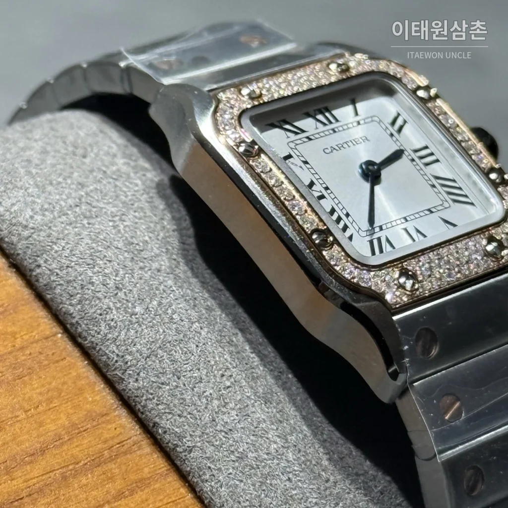 까르띠에 산토스 쿼츠 화이트 다이얼 스틸 브레이슬릿 실버 베젤