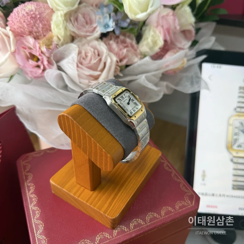 까르띠에 산토스 쿼츠 화이트 다이얼 투톤 브레이슬릿 골드 베젤
