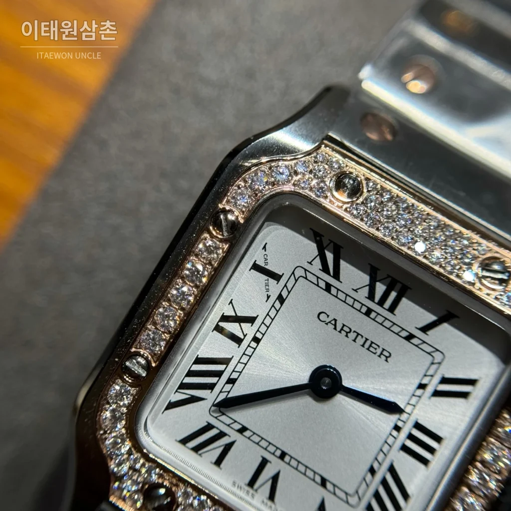 까르띠에 산토스 쿼츠 화이트 다이얼 스틸 브레이슬릿 실버 베젤