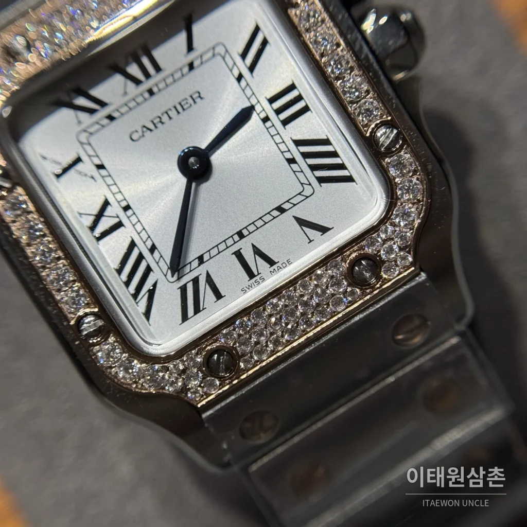 까르띠에 산토스 쿼츠 화이트 다이얼 스틸 브레이슬릿 실버 베젤