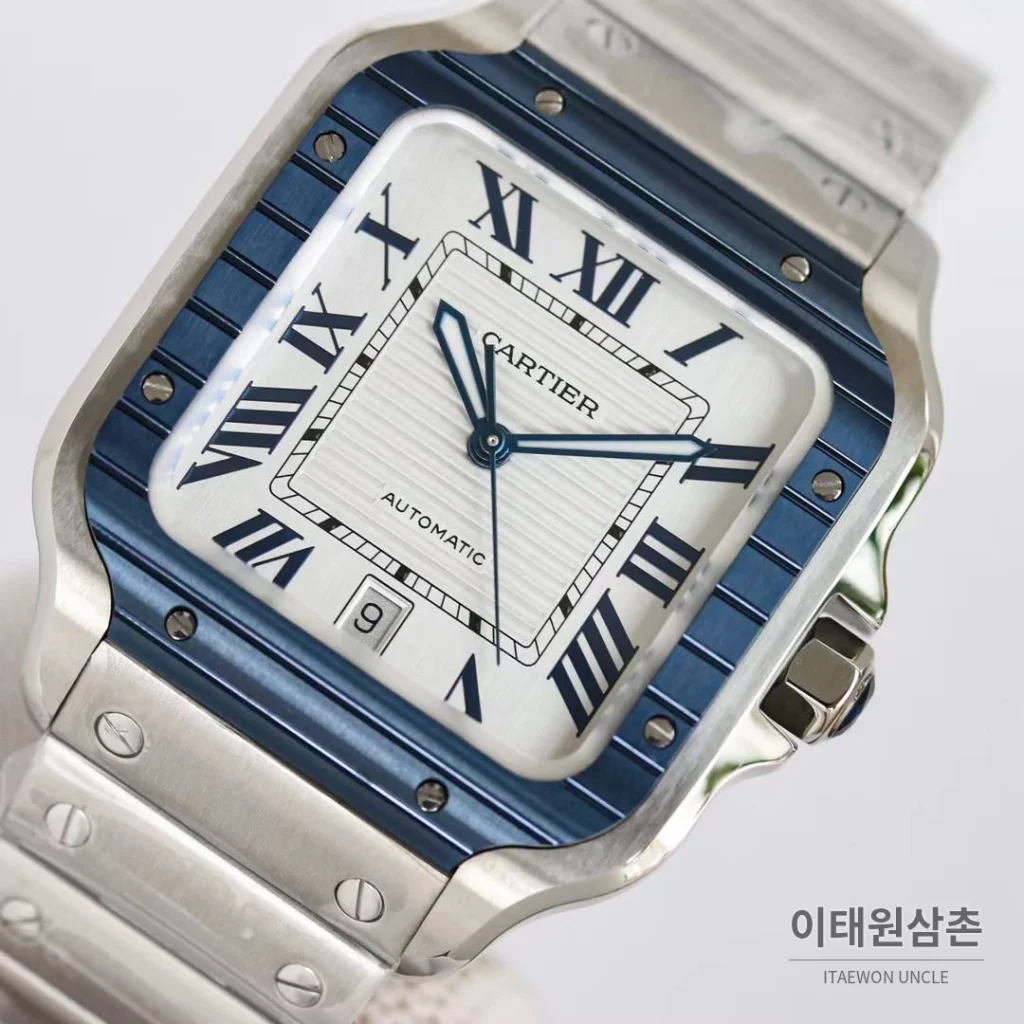 까르띠에 산토스 스틸 블루베젤 러버스트랩 오토매틱 39.8mm 화이트 다이얼