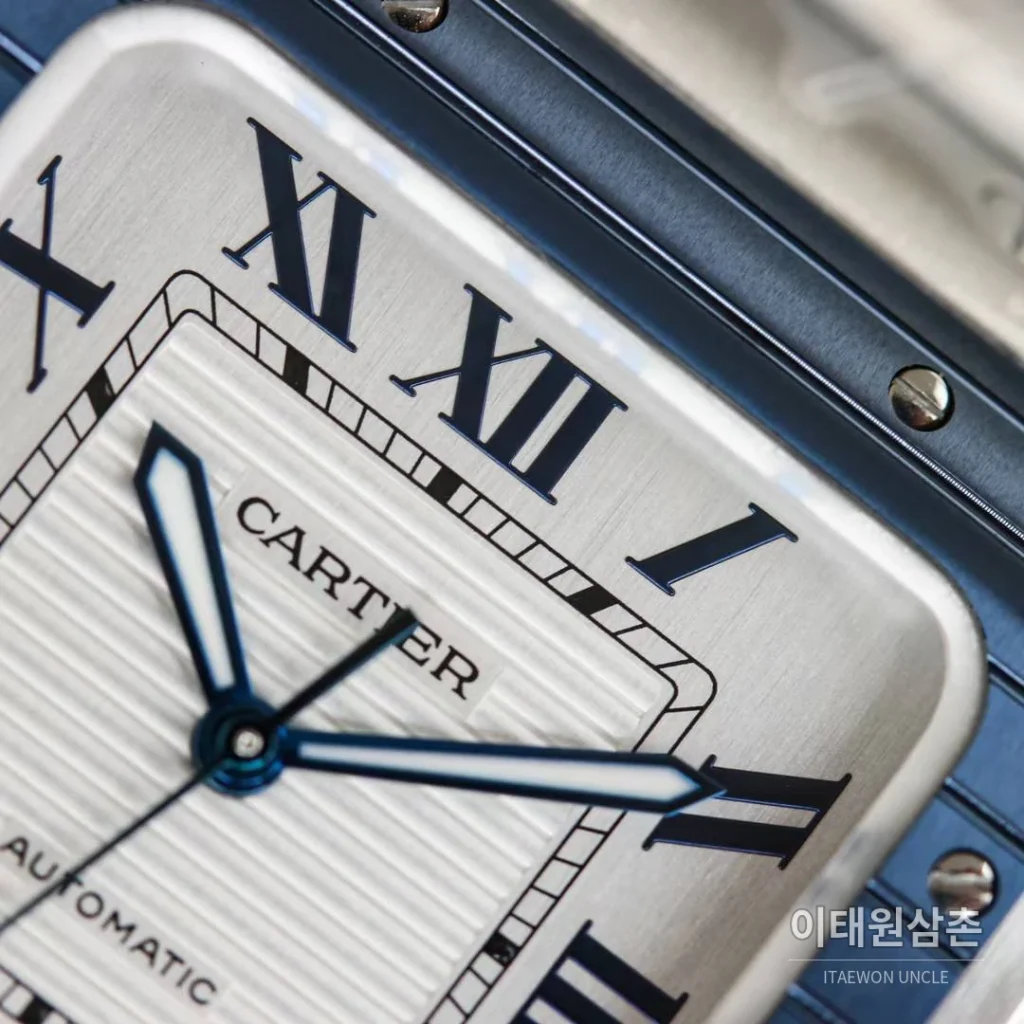 까르띠에 산토스 스틸 블루베젤 러버스트랩 오토매틱 39.8mm 화이트 다이얼
