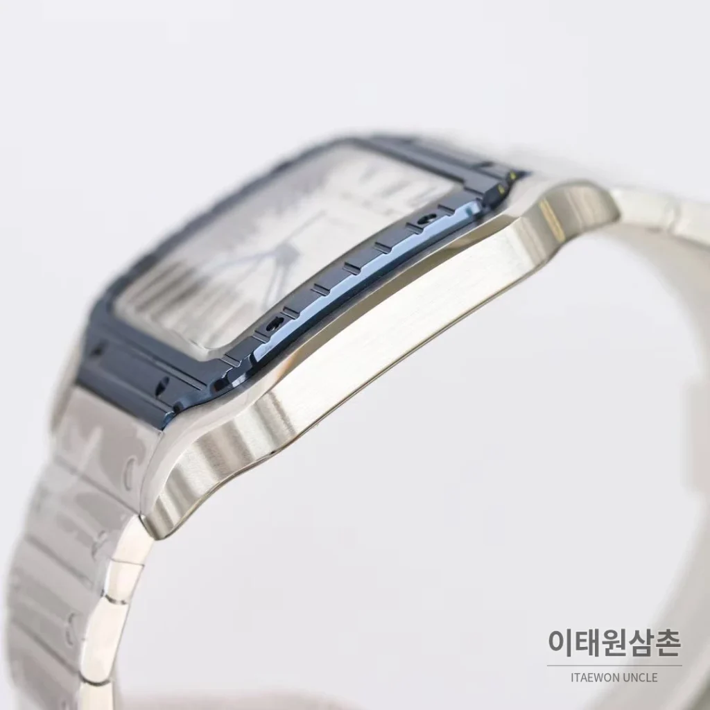 까르띠에 산토스 스틸 블루베젤 러버스트랩 오토매틱 39.8mm 화이트 다이얼