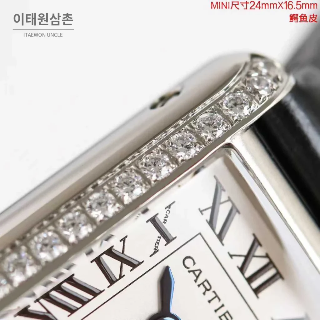 까르띠에 탱 루이 미니 골드톤 화이트다이얼 로만인덱스 블루핸즈 쿼츠 24mm 골드 / 화이트