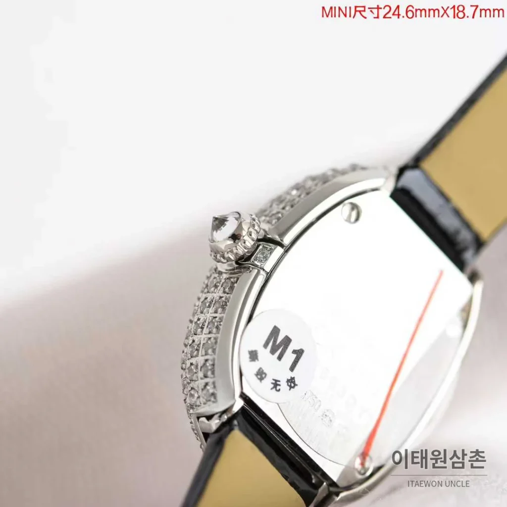 까르띠에 탱 루이 미니 골드톤 화이트다이얼 로만인덱스 블루핸즈 쿼츠 24mm 골드 / 화이트 (2)